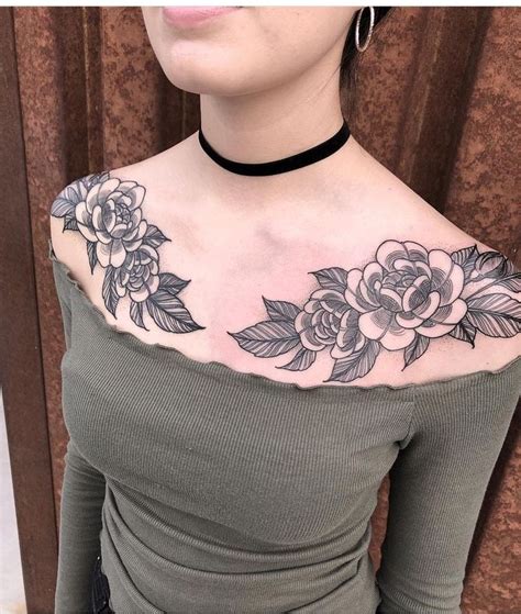 fotos de tatuajes en el pecho|tatuaje mujer pecho.